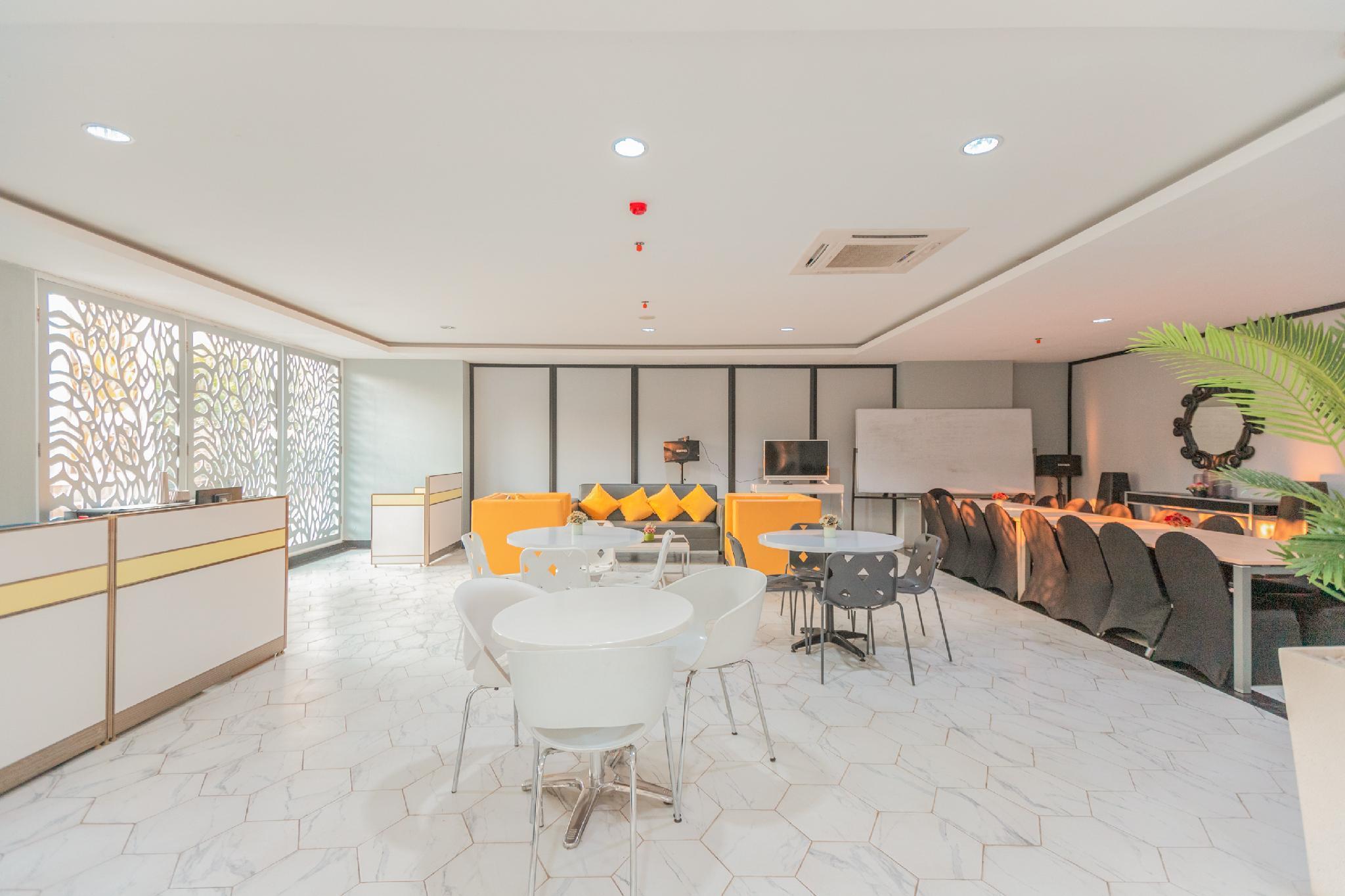 Hotel Flagship 750 Mont Blanc Bekasi Esterno foto