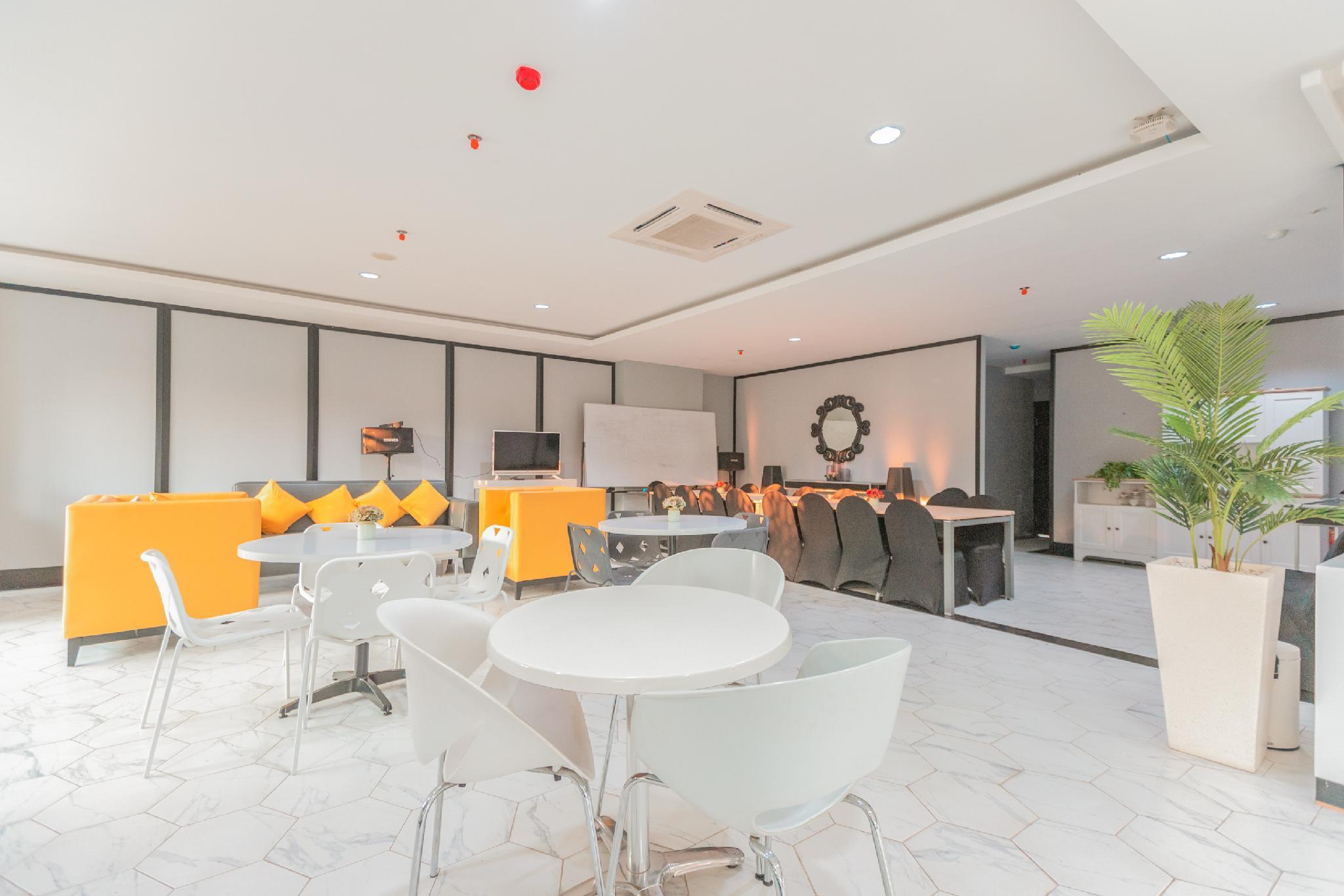 Hotel Flagship 750 Mont Blanc Bekasi Esterno foto