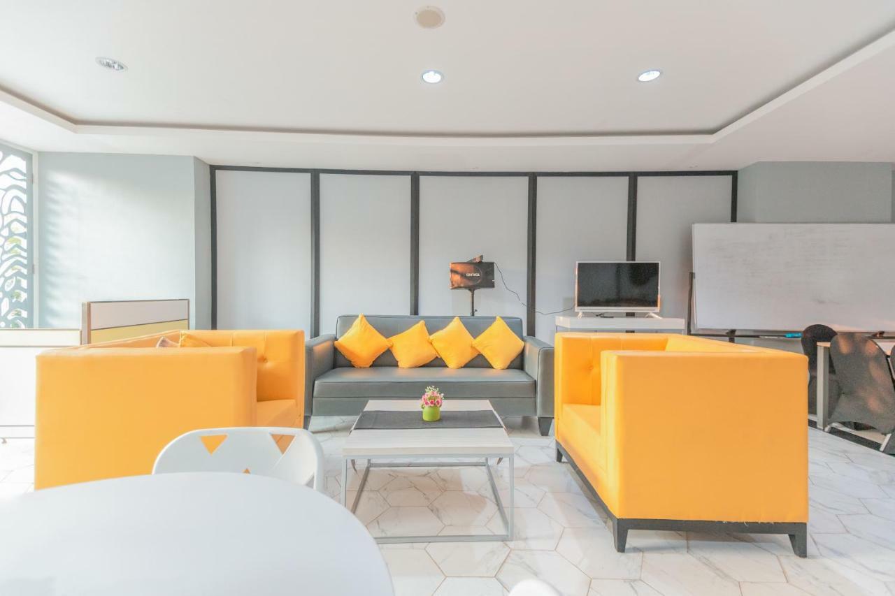 Hotel Flagship 750 Mont Blanc Bekasi Esterno foto